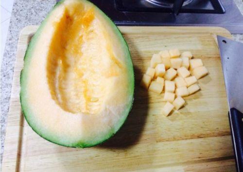 吃哈密瓜的大妈视频播放,甜蜜瞬间引网友热议