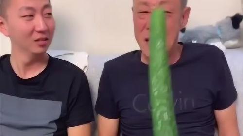 恶搞老爸吃瓜视频,笑料百出！