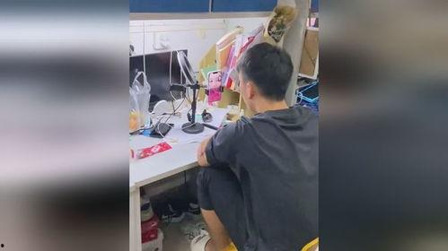 宿舍打视频吃瓜