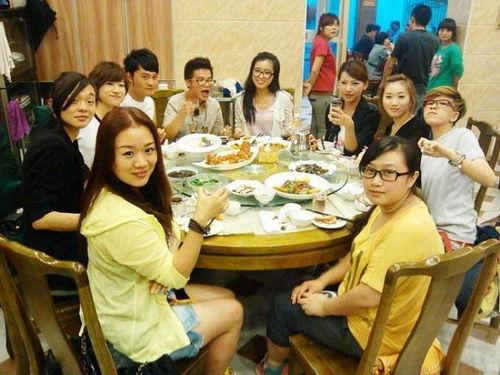 东北老师聚会吃瓜视频,吃瓜视频爆笑全场！