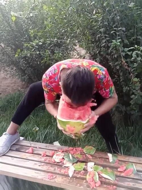 小伙表演吃瓜视频,小伙挑战极限，吃瓜视频引网友热议