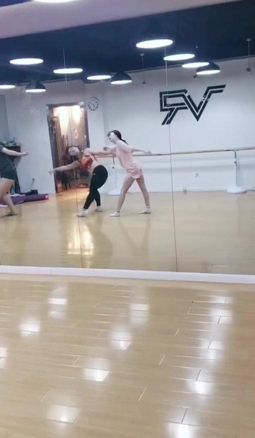 潍坊跳舞吃瓜视频播放,网络热传视频引热议