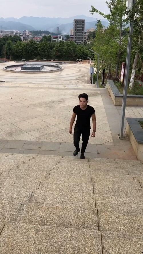 吃瓜群众倒霉现场视频,视频记录惊险瞬间