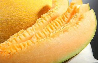 济宁老人吃哈密瓜视频,甜蜜滋味传递人间温情