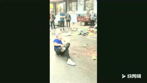 小伙吃瓜被踹视频大全,小伙吃瓜被踹事件视频汇总