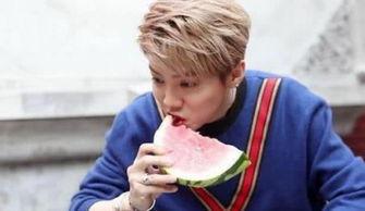 鹿晗吃瓜群众的视频,揭秘明星私下趣味瞬间