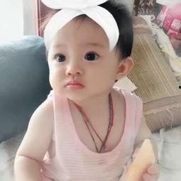 宝宝吃哈密瓜可爱视频,萌态十足可爱瞬间