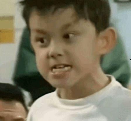 晕人吃瓜的动作视频,视频走红网络，网友直呼“太魔性”